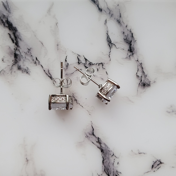 New Elegant Round Cut White Sapphire Stud Earrings - Picture 2 of 7